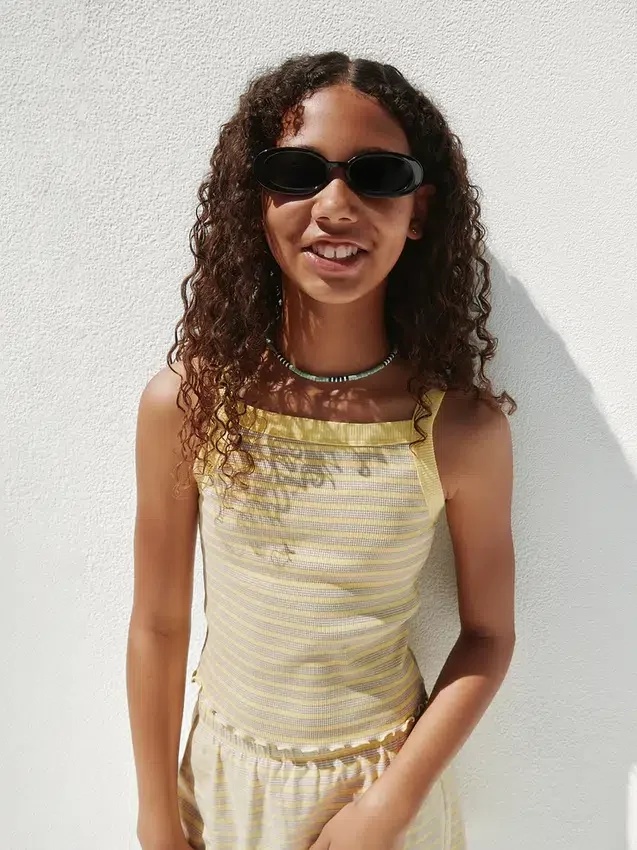 Camiseta sin mangas para niños con cuello cuadrado y tejido acanalado