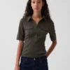 Camiseta utilitaria moderna con mangas hasta el codo
