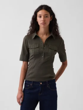 Camiseta utilitaria moderna con mangas hasta el codo