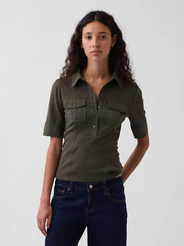 Camiseta utilitaria moderna con mangas hasta el codo
