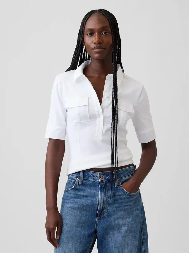 Camiseta utilitaria moderna con mangas hasta el codo