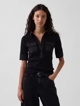 Camiseta utilitaria moderna con mangas hasta el codo