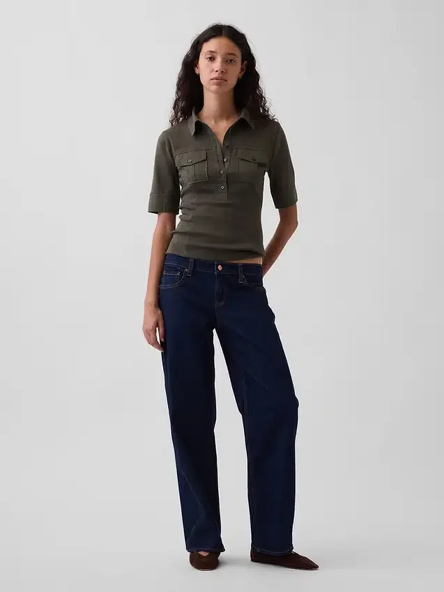 Camiseta utilitaria moderna con mangas hasta el codo
