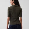 Camiseta utilitaria moderna con mangas hasta el codo