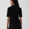 Camiseta utilitaria moderna con mangas hasta el codo