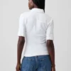 Camiseta utilitaria moderna con mangas hasta el codo