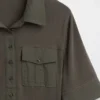 Camiseta utilitaria moderna con mangas hasta el codo