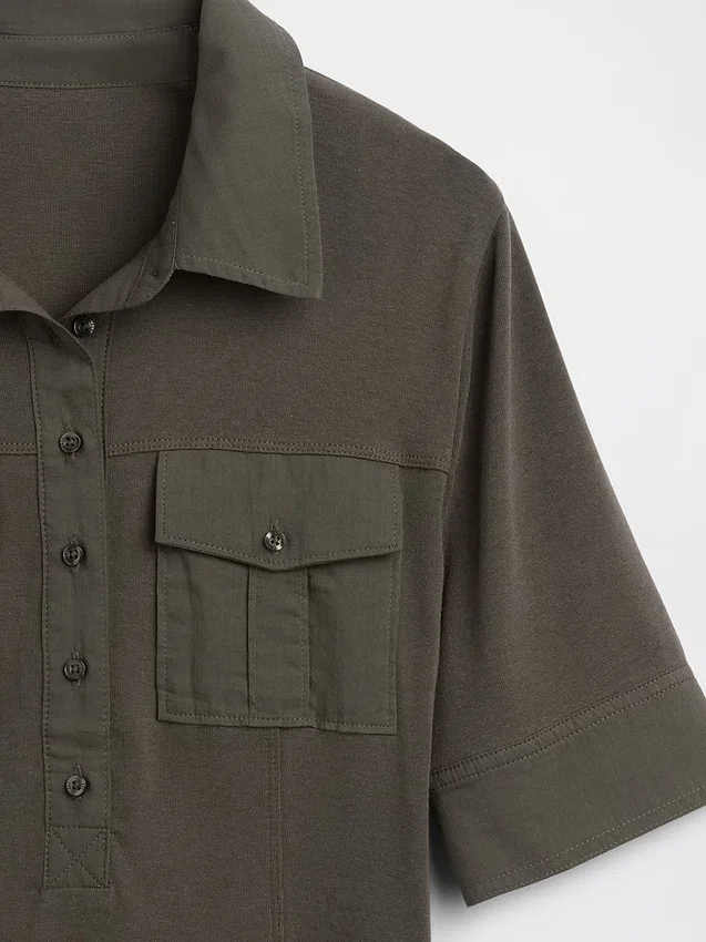 Camiseta utilitaria moderna con mangas hasta el codo