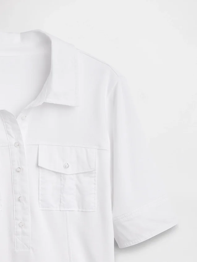 Camiseta utilitaria moderna con mangas hasta el codo