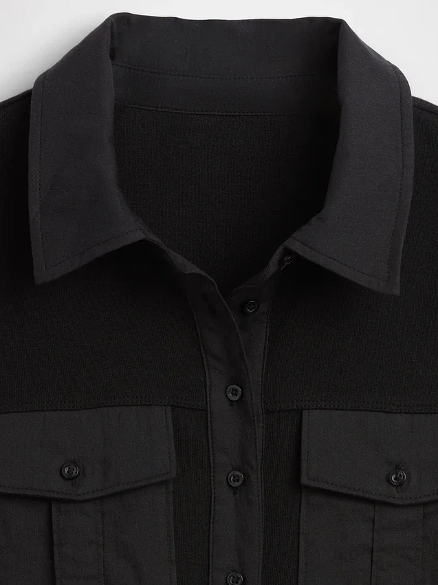 Camiseta utilitaria moderna con mangas hasta el codo