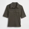 Camiseta utilitaria moderna con mangas hasta el codo