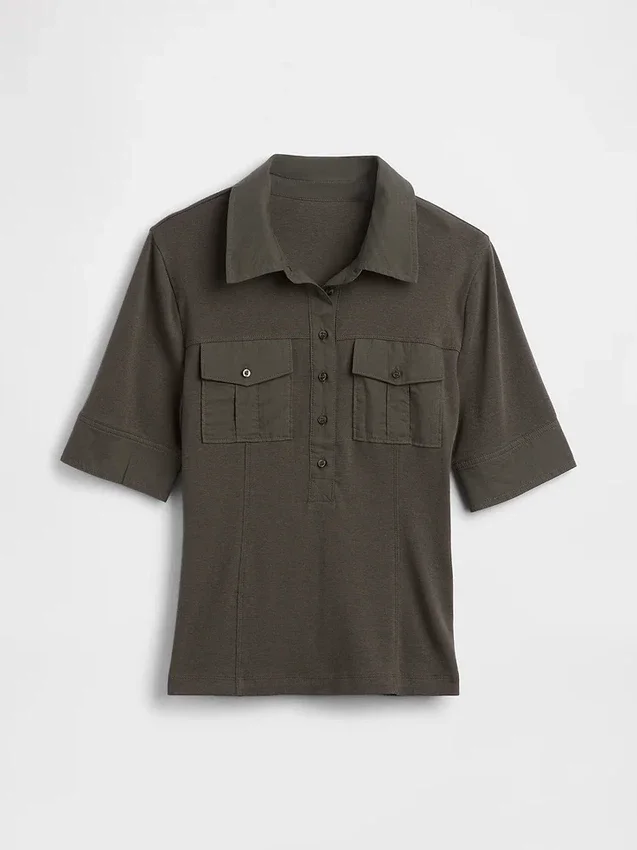 Camiseta utilitaria moderna con mangas hasta el codo