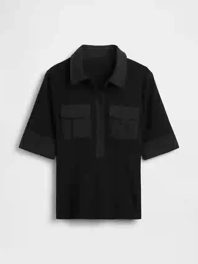 Camiseta utilitaria moderna con mangas hasta el codo