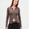 Cardigan moderno de cuello redondo