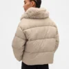 Chaqueta acolchada con ribete de piel sintética