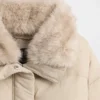 Chaqueta acolchada con ribete de piel sintética
