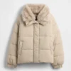 Chaqueta acolchada con ribete de piel sintética