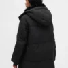 Chaqueta acolchada midi con ribete de piel sintética