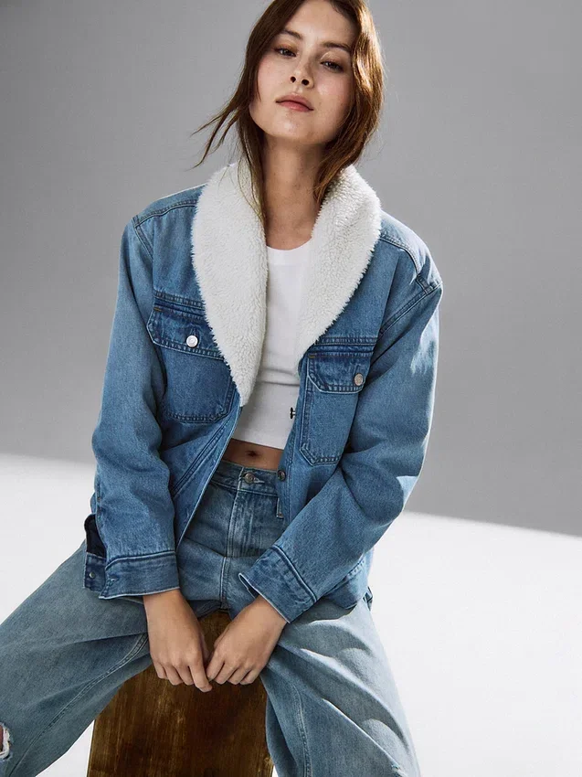 Chaqueta de mezclilla con cuello chal y forro de sherpa