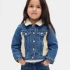Chaqueta de mezclilla con detalles de sherpa para bebés y niños