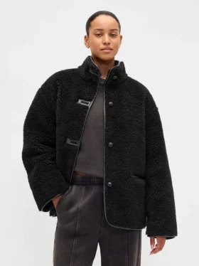 Chaqueta de sherpa reciclado con ribetes de cuero vegano