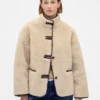 Chaqueta de sherpa reciclado con ribetes de cuero vegano
