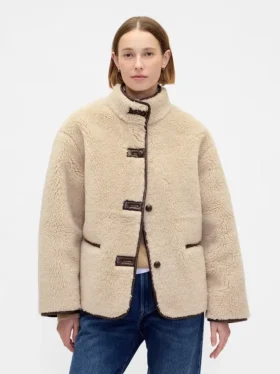 Chaqueta de sherpa reciclado con ribetes de cuero vegano