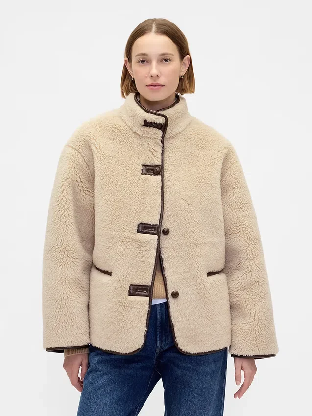Chaqueta de sherpa reciclado con ribetes de cuero vegano