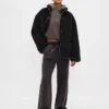 Chaqueta de sherpa reciclado con ribetes de cuero vegano