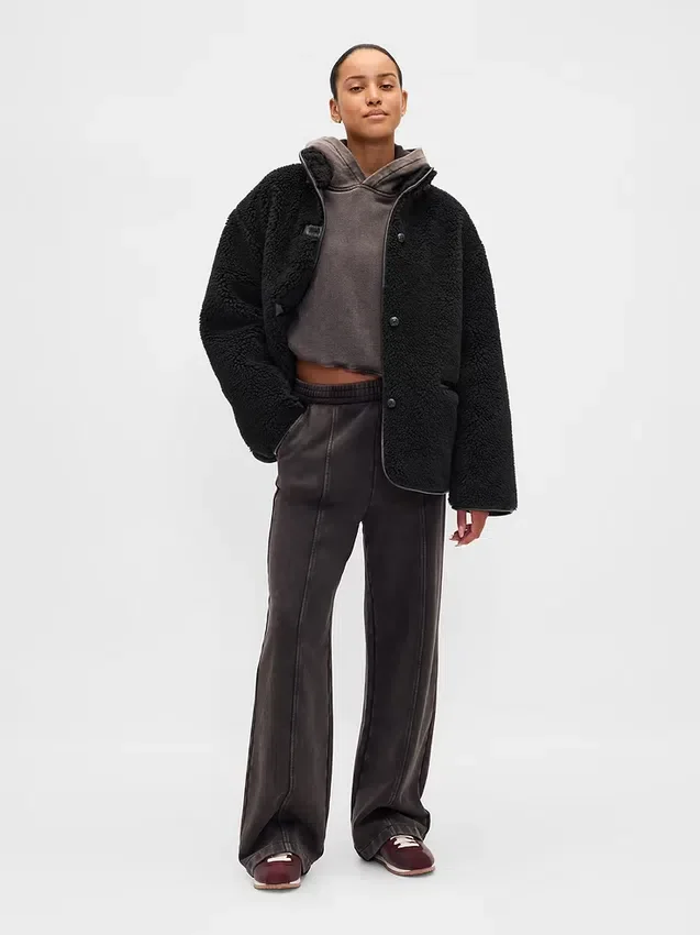 Chaqueta de sherpa reciclado con ribetes de cuero vegano