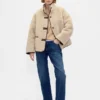 Chaqueta de sherpa reciclado con ribetes de cuero vegano