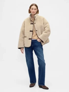 Chaqueta de sherpa reciclado con ribetes de cuero vegano