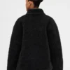Chaqueta de sherpa reciclado con ribetes de cuero vegano