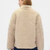 Chaqueta de sherpa reciclado con ribetes de cuero vegano