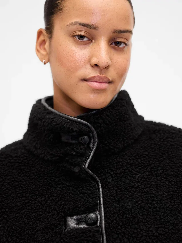 Chaqueta de sherpa reciclado con ribetes de cuero vegano