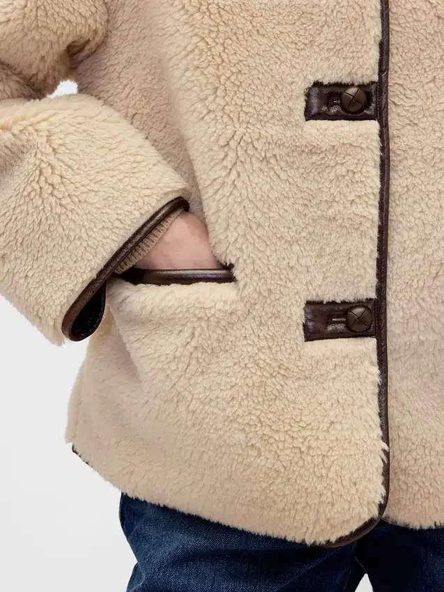 Chaqueta de sherpa reciclado con ribetes de cuero vegano