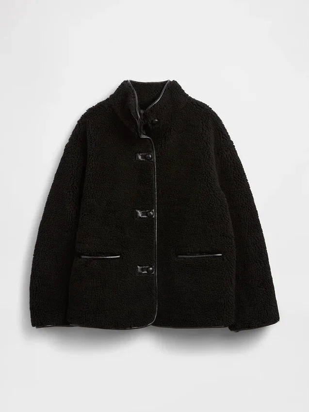 Chaqueta de sherpa reciclado con ribetes de cuero vegano