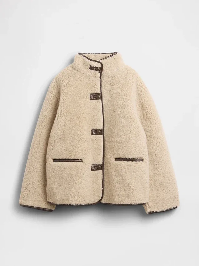 Chaqueta de sherpa reciclado con ribetes de cuero vegano
