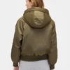 Chaqueta utilitaria con capucha y forro de piel sintética
