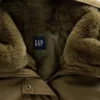 Chaqueta utilitaria con capucha y forro de piel sintética