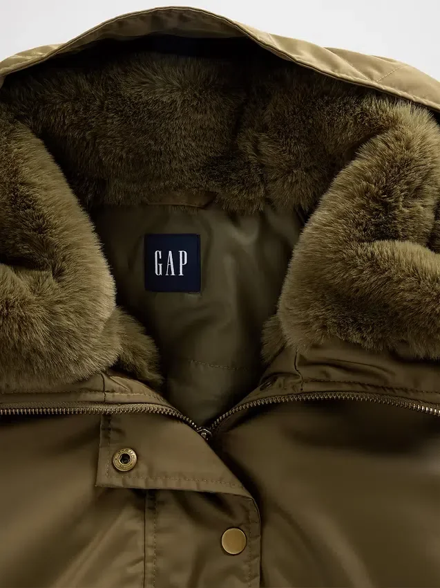 Chaqueta utilitaria con capucha y forro de piel sintética