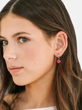 Colgante de flor rosa intenso de Pierced Co para aretes tipo huggie