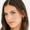 Colgante de flor rosa intenso de Pierced Co para aretes tipo huggie