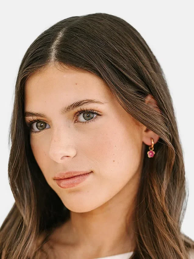 Colgante de flor rosa intenso de Pierced Co para aretes tipo huggie