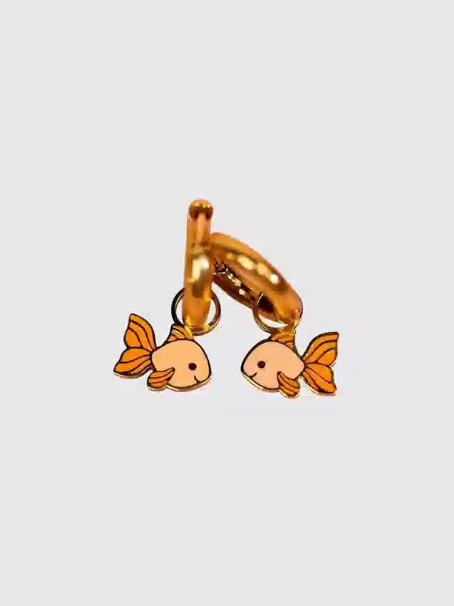 Colgantes de peces dorados con perforación para aretes Huggie