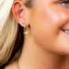 Colgantes de peces dorados con perforación para aretes Huggie