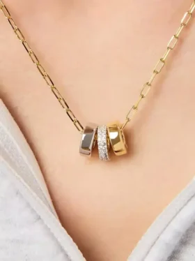 Collar con dijes de Ana Luisa Tyler