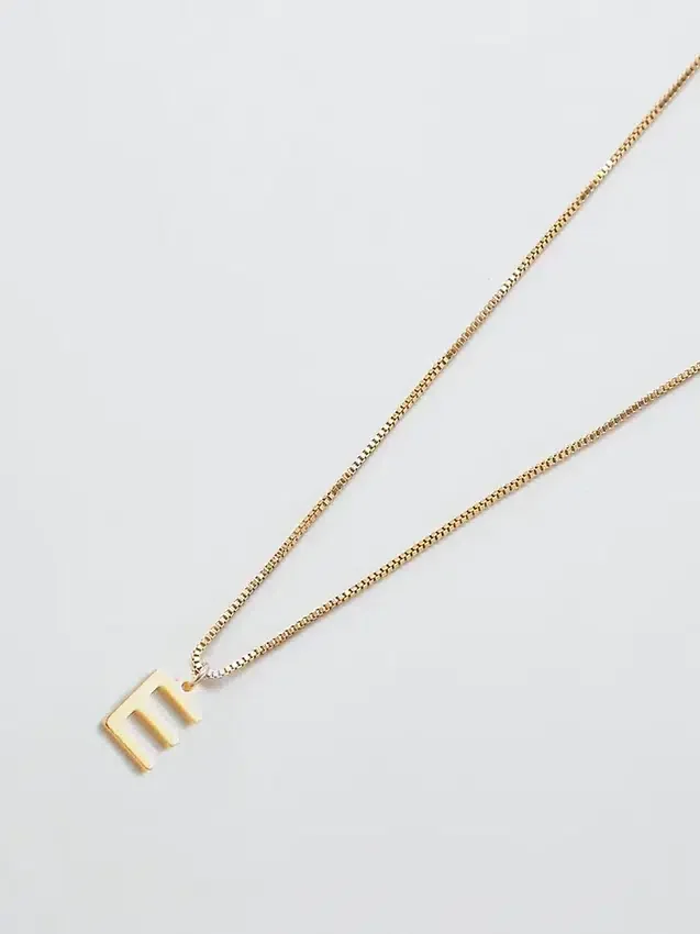 Collar delicado con iniciales de Admiral Row