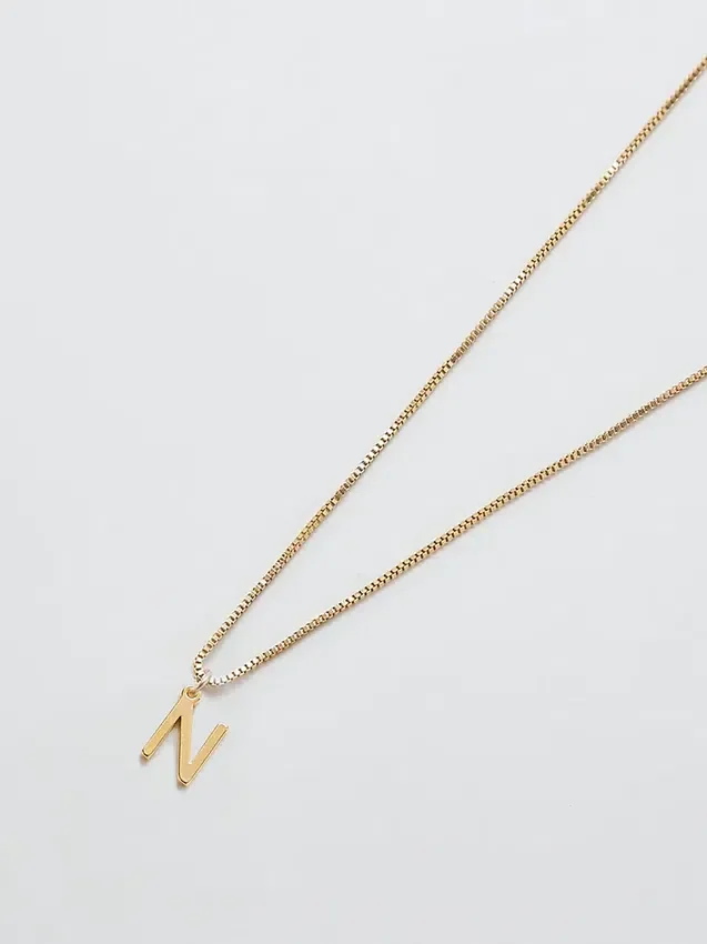 Collar delicado con iniciales de Admiral Row