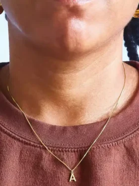 Collar delicado con iniciales de oro de Admiral Row